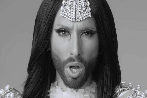 Δείτε την Conchita ντυμένη νύφη να φιλά τον Πούτιν (video)