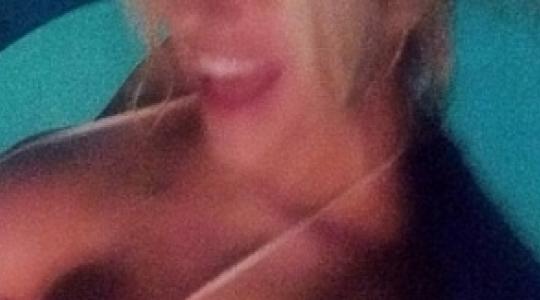Γνωστή ξανθιά περσόνα στο Instagram με μαγιό που μετά βίας καλύπτει…