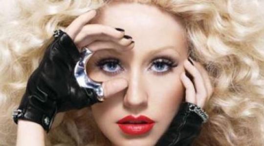 Η Christina Aguilera ποζάρει μπροστά απο τον φακό…