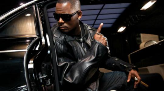 R. Kelly released a new video for “Radio message”