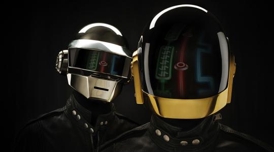 Εάν είχατε την απορία να δείτε πως είναι οι Daft Punk χωρίς τα κράνη τους…