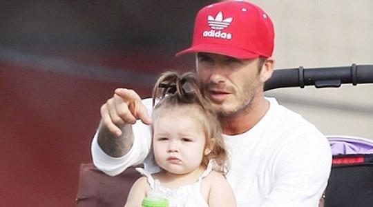 O David Beckham στο γήπεδο με τη μικρή Harper. Δεν σταμάτησε να τη φιλάει όλη την ώρα!