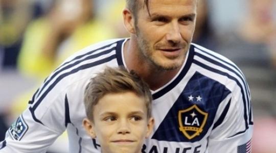 Ο David Beckham μαζί με το γιο του στο γήπεδο. Μπήκαν μαζί στον αγώνα