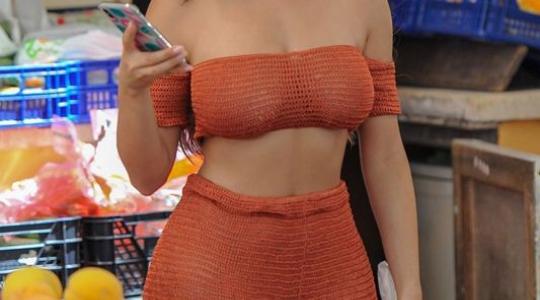 Η Demi Rose με sexy διχτυωτό outfit βγάζει βολτα το σκυλάκι της στην Ibiza