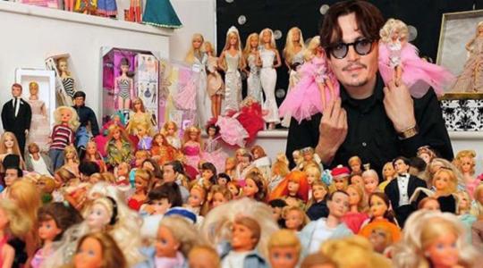 Σοκ! Ο Johnny Depp συλλέγει κούκλες Barbie!