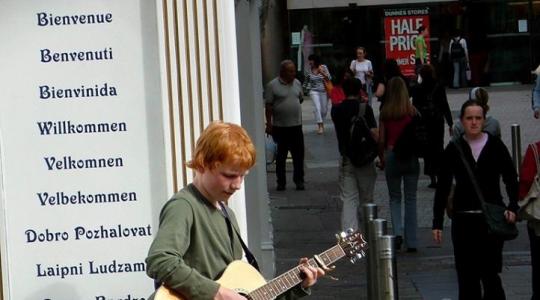 Ed Sheeran – Δείτε τον στα νιάτα του να τραγουδάει στο δρόμο για να βγάλει το χαρτζιλίκι του!