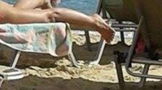 Topless πασίγνωστη Ελληνίδα σε παραλία, χωρίς τον σύζυγό της…