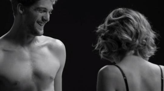 “Undress me”: Όταν άγνωστοι γδύνουν ο ένας τον άλλον και ξαπλώνουν στο ίδιο κρεβάτι!