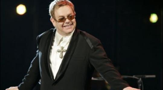 Επιτέλους ησύχασε από τον εκβιαστή του ο Elton John, αφού συνελήφθη από τις αρχές!