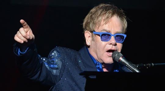 O Elton John ακύρωσε τις συναυλίες του!