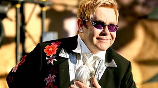 Elton John… Είπαμε να είναι large σαν πατέρας… αλλά αυτό παραπάει..