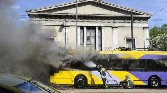 Είδηση – ΣΟΚ! Επιτέθηκαν με μολότοφ σε τρόλεϊ στα Εξάρχεια