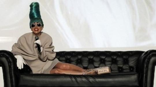 H Lady Gaga βλέπει τα “άπλυτά” της σε ένα βιβλίο!!!