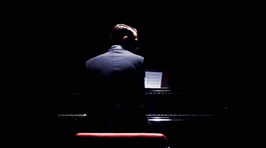 Ο Elijah Wood δίνει ρεσιτάλ για να σώσει τη ζωή του στο πρώτο επίσημο trailer του «Grand Piano»