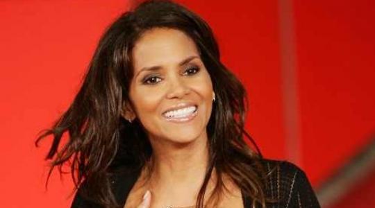 Δείτε την Halle Berry σε μία “βελούδινη” φωτογράφηση για την Vogue..