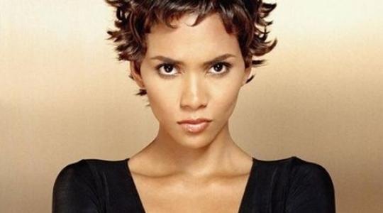 H Halle Berry με μπικινάκι και κοντό σορτσάκι δείχνει ότι το έχει ακόμα!