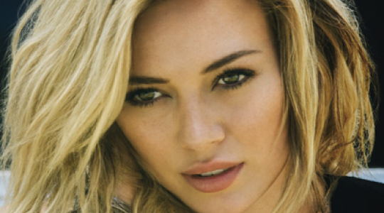 H Hilary Duff τραγουδάει topless All about you!