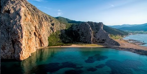 Η άγνωστη ελληνική «γαλάζια λίμνη»! Βίντεο