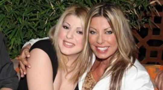 Γιατί ταιριάζουν τόσο η κόρη της Δημητρίου με τον αρραβωνιαστικό της;