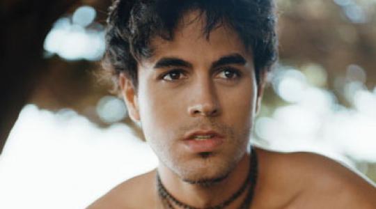 Enrique Iglesias: «Στο δρόμο που χάραξε ο Σάκης Ρουβάς…»!