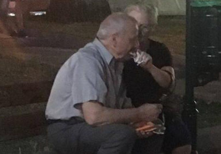 Η αγάπη ποτέ δεν πεθαίνει: Το ηλικιωμένο ζευγάρι που τρώει παγωτό στον Γέρακα και έγινε viral [εικόνες]