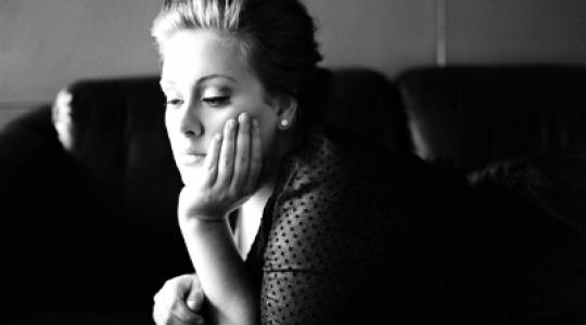 Η Adele τραγουδάει στο “VH1 Unplugged”…