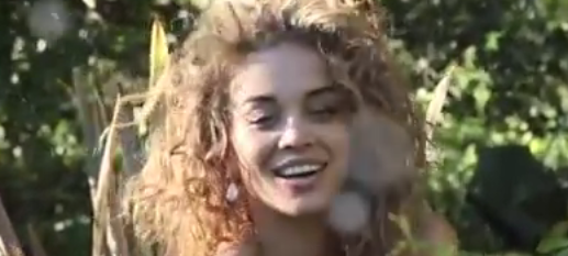 H Jasmine Sanders χορεύει αισθησιακά με τις ζαρτιέρες της