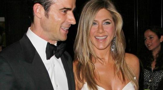 TI ΔΑΧΤΥΛΙΔΙ ΜΟΙΡΑΖΟΝΤΑΙ Η JENNIFER ANISTON KAI O AΡΡΑΒΩΝΙΑΣΤΙΚΟΣ ΤΗΣ JUSTIN THEROUX;