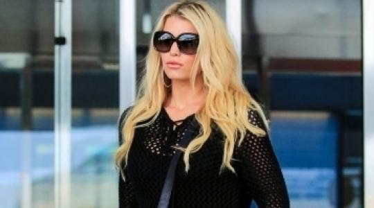 Οόου… Μήπως λέμε μήπως να ελαττώσει λίγο την γυμναστική στα πόδια η Jessica Simpson;