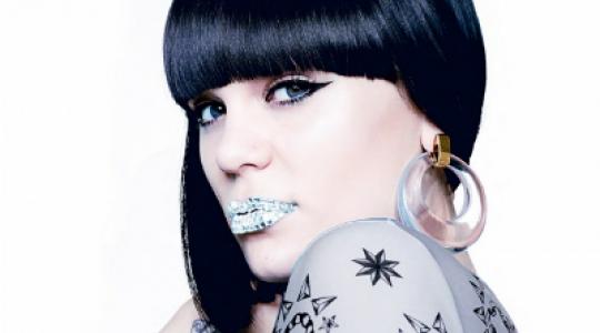 Jessie J: “Μέχρι και πέτρες μου πέταγαν”!