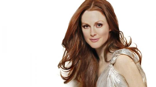 H Julianne Moore απαρνιέται τα κόκκινα μαλλιά της!