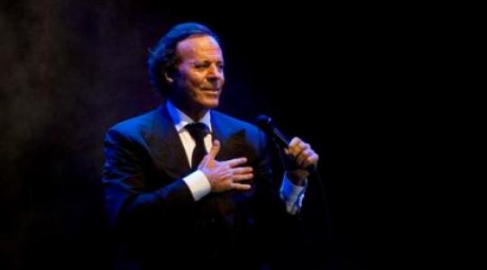 Julio Iglesias.. ακόμα ένας τραγουδιστής που ακυρώνει την εμφάνισή του στα Κατεχόμενα