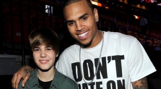 Γιατί ο Chris Brown έκανε έξω φρενών τον Justin Bieber?