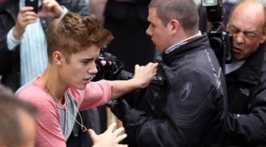 O Justin Bieber επιτέθηκε για δεύτερη φορά σε paparazzi!!