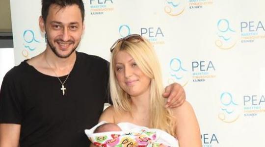 Πάνος Καλλίδης: Αγκαλιά με τη γυναίκα του και το νεογέννητο μωράκι τους!