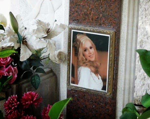 Ανατριχιαστικό: Δείτε τι έχει συμβεί στον τάφο της Αλίκης Βουγιουκλάκη! [photo]