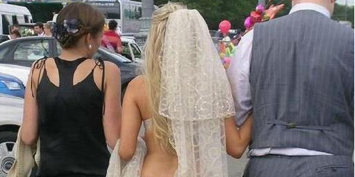 Νύφη φοράει απίστευτα προκλητικό νυφικό! Τώρα αυτόν το γαμπρό τον λες τυχερό ή άτυχο; [φωτο]