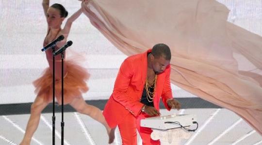 Δείτε την εμφάνιση του Kanye West στα βραβεία MTV..