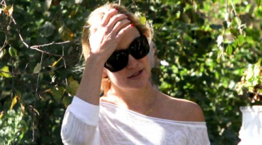Η Kate Hudson βγαίνει στον ήλιο με ένα άσπρο μπλουζάκι… νομίζοντας ΛΑΘΟΣ, ότι δεν θα φανεί κάτι…