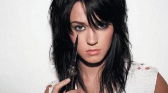H Katy Perry ποστάρει topless φωτογραφίες!