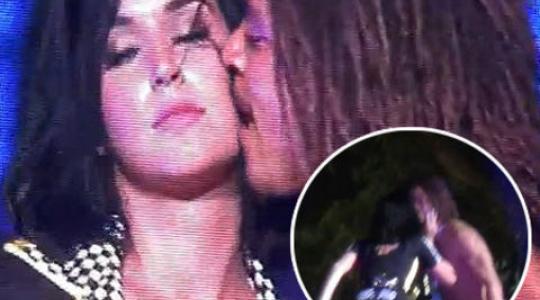 H Katy Perry φίλησε θαυμαστή της κατά την διάρκεια συναυλίας της..