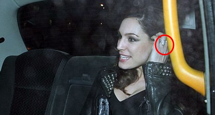 Βέρα στο αριστερό χέρι της Kelly Brook;