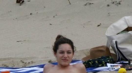Η Kelly Brook topless σε παραλία… ΟΛΑ ΕΞΩ!