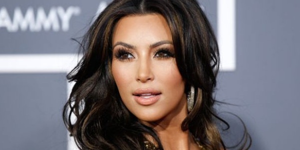 Η πρώτη ΓΥΜΝΗ φωτογράφιση της Kim Kardashian στο Playboy πριν τις πλαστικές και πριν μάθει τι είναι photoshop!