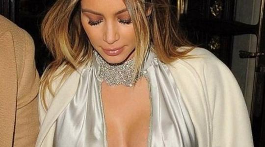 Ooops! Ατυχηματάκι με την Kim Kardashian να έχει ξεχάσει να κουμπώσει την μπλούζα της και να είναι όλα έξω!