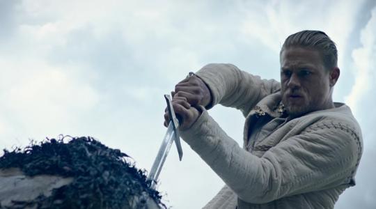 Ο Charlie Hunnam γίνεται Βασιλιάς Αρθούρος (Trailer)