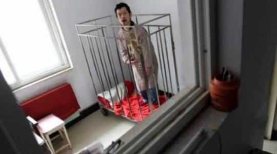 ΣΟΚ! Μητέρα κρατάει το 48χρονο γιο της σε κλουβί!
