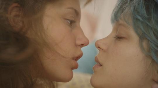 Το πρώτο φιλί της Adele Exarchopoulos και της Lea Seydoux στο «Blue is the Warmest Color»