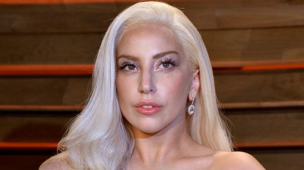 Φωτιά η Lady Gaga ενώ ξεσκονίζει μόνο με το κορμάκι της(φωτο)