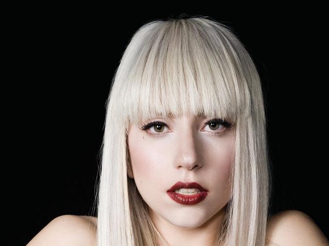 Η Lady Gaga στην καμπάνια του Versace χωρίς να φοράει…